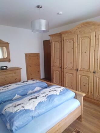 Schlafzimmer mit grossem Kleiderschrank