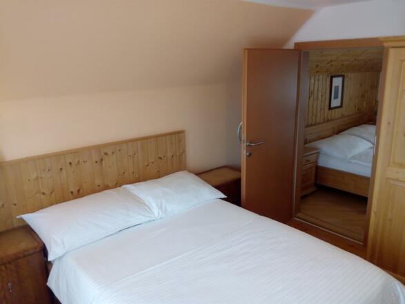 blick vom balkonzimmer ins schlafzimmer