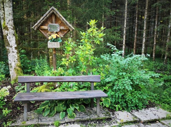 Wegkreuz auf Wanderweg in Hinterstoder