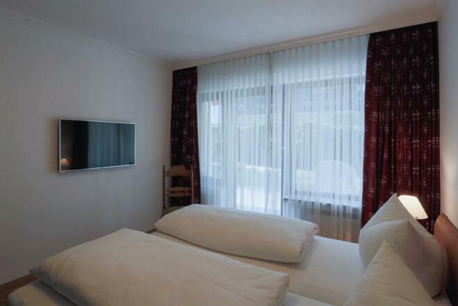 Schlafzimmer groß mit TV