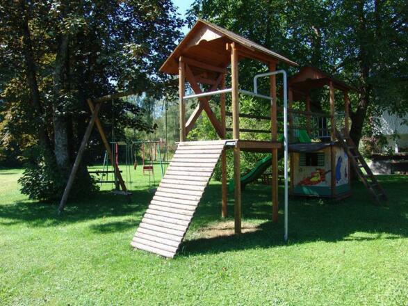 Spielplatz vorm Haus