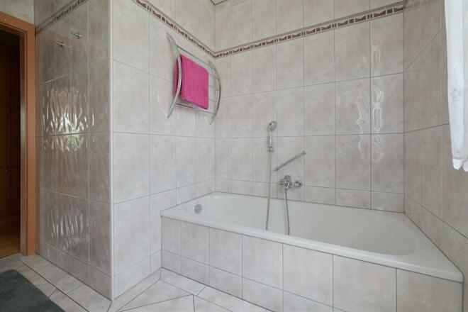 Badezimmer mit 2. Badewanne