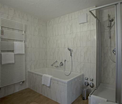 Bad mit Dusche & Wanne