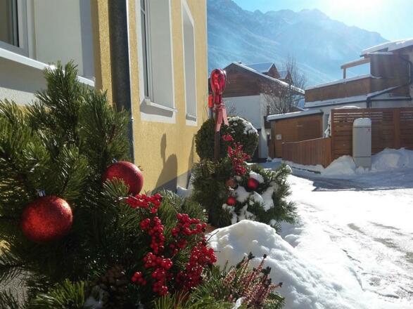 Hauseingang von Parkplatz- Seite