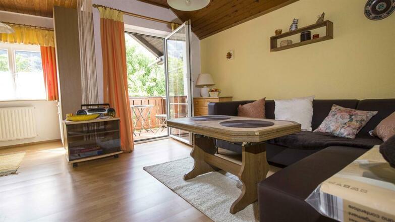 wohnzimmer_mit_balkon