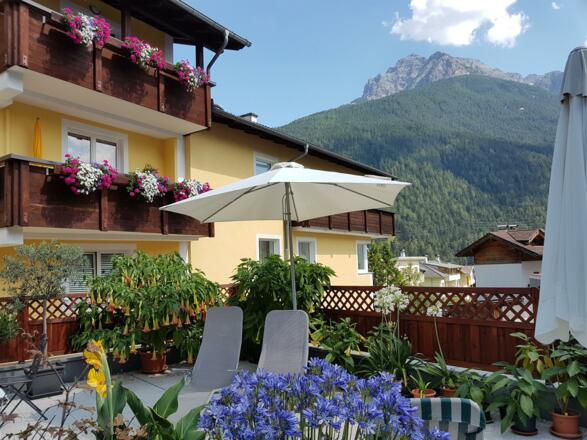 Blick von der Sonnenterrasse auf das Haus