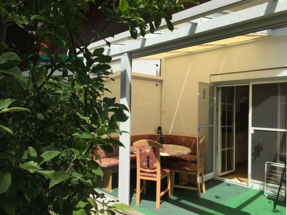 Überdachte Terrasse mit Sitzecke