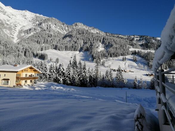 Blick vom Balkon zum Schlepplift