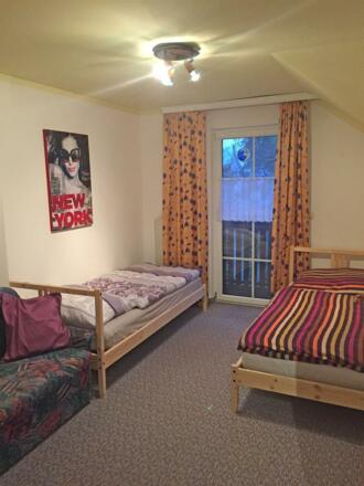 zweites Schlafzimmer (2 Betten und Couch)