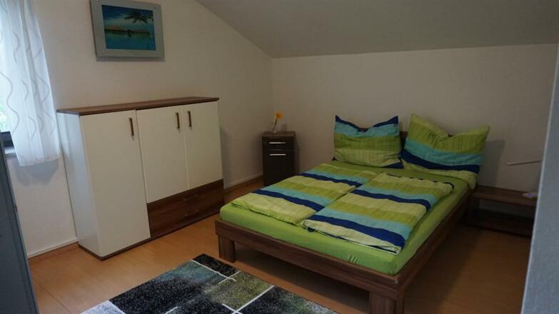 Schlafzimmer (alt, Bett ausgetauscht)