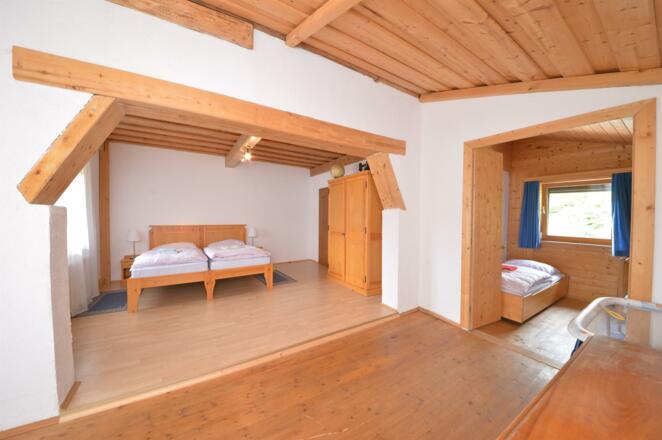 Schlafzimmer N.4 mit Einzelzimmer