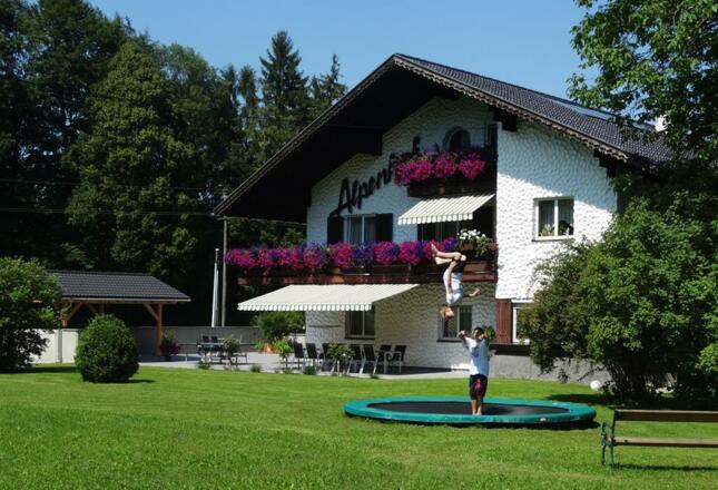 Hausansicht im Sommer