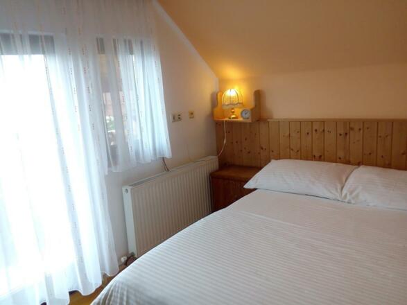 balkonzimmer mit doppelbett