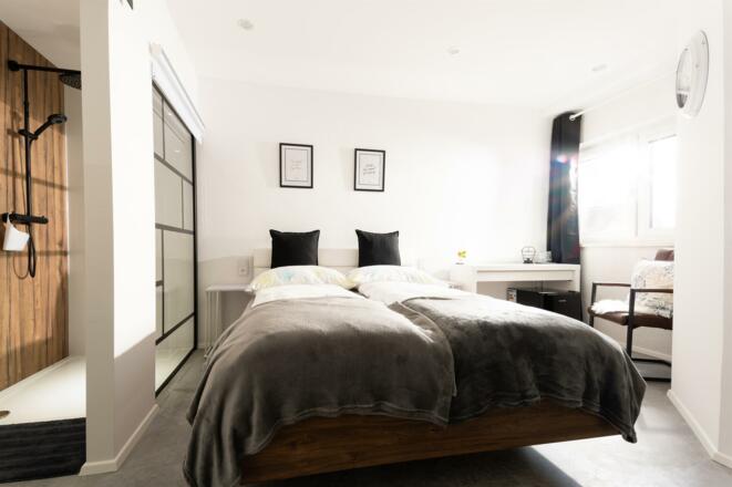 Großzügiges Bad mit Regendusche