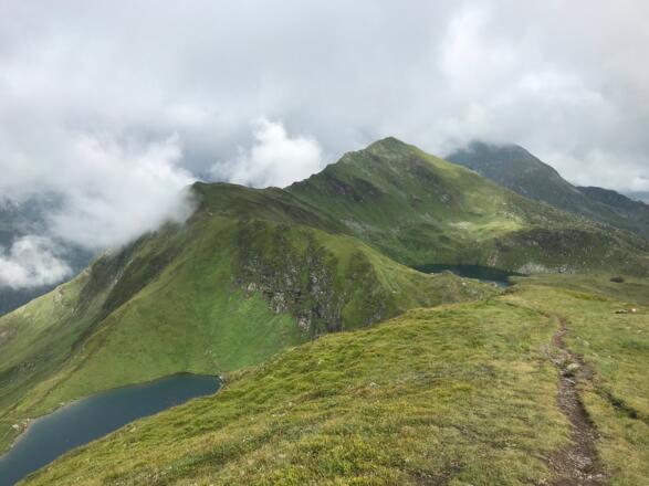 Links die Gollitschspitze, rechts die Tauernhöhe