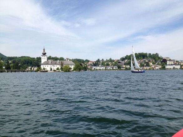Seeschloss Ort in Gmunden vom Segelboot aus