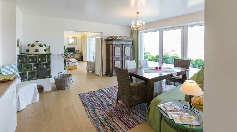 Gartenapartment_Esszimmer_Kachelofen