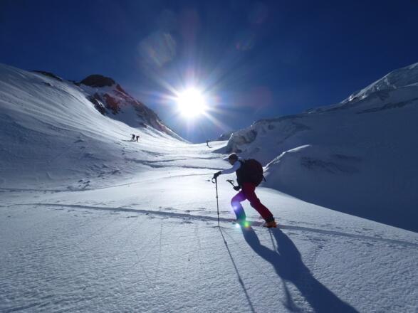 Man steuert im Aufstieg nun nicht auf die Mitte des Gaibergferners zu, da man dort möglichen Eislawinen aus der marakanten Eiswand des oberen Gaisbergferners ausgesetzt ist. Deshalb hält man sich im Auftsieg ganz links, auch wenn sich hier der Gletsc