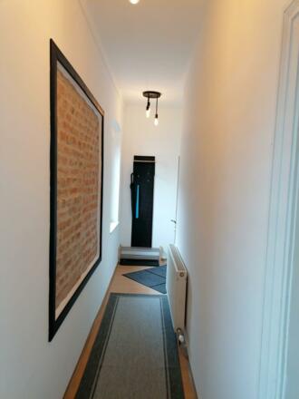 Gemütliches Wohnzimmer mit Schlafsofa