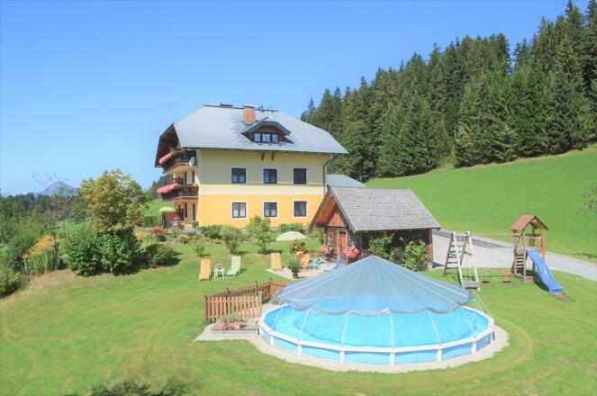 Sommer mit Schwimmbad und Schaukel