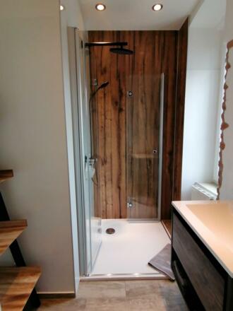 Badezimmer mit freigelegter Ziegelwand