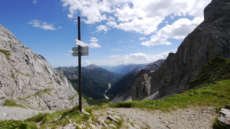 Wegweiser in der Bockkarscharte, im Hintergrund das Schwarzwassertal