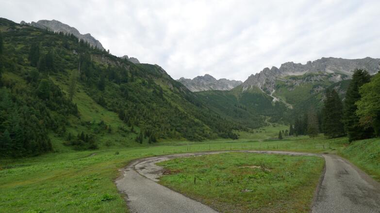 Ende des asphaltierten Weges im Warmatsgundtal