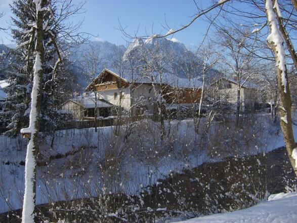 Blick von der anderen Seite der Loisach