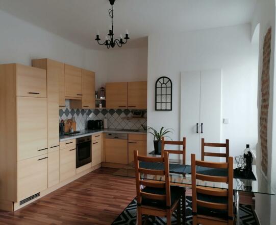 Gemütlicher Esstisch in der Wohnküche