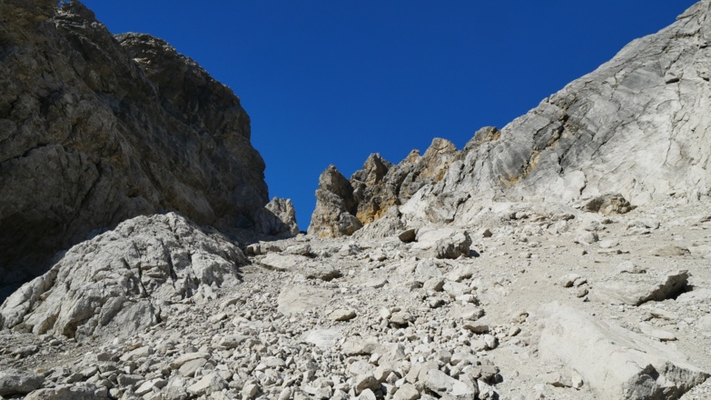 Aufstieg (von Südosten) durch das Geröllfeld hinauf zur Kleinen Steinscharte