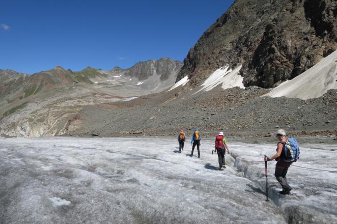 Beim Abstieg hat man leider einen Gegenanstieg von 150 Hm zur Hütte zu bewältigen. Der Gletscherbach des Karlesferner, denn man nach der Moräne erreicht, kann am Nachmittag auf Grund des Schmelzwassers zum Problem werden. Leider nur dünne Bretter als