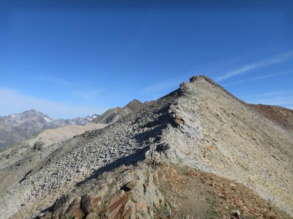 Am Nordwestgrat des Polles Kogel sehen wir dann zum ersten Mal unser Ziel denn Pollesfernerkopf.
