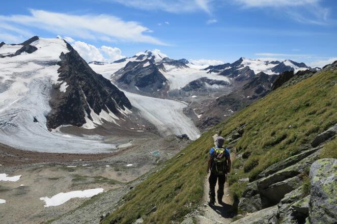 Abstieg zur Hütte mit Wildspitze Panorama.