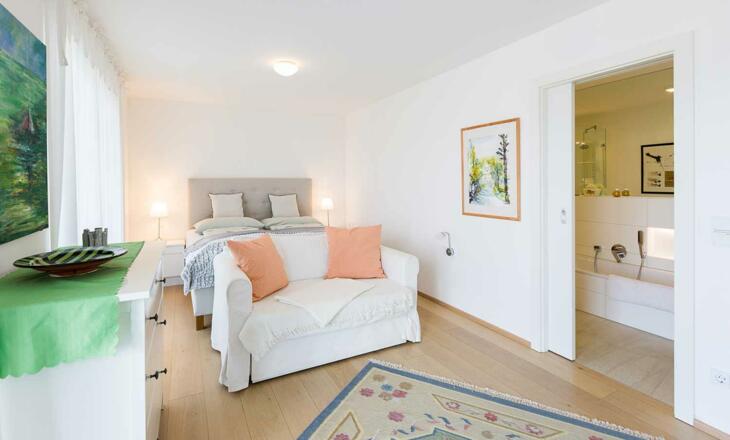 Gartenapartment_Schlafzimmer1-mit-Bad