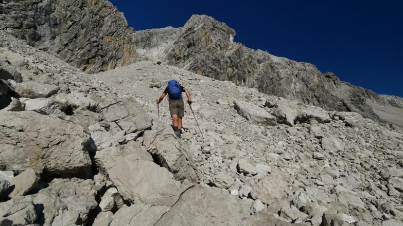 Anstengender Aufstieg (von Südosten) durch das Geröllfeld hinauf zur Kleinen Steinscharte