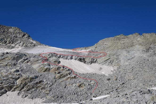 Hier der Abstieg vom Pitztaler Jöchl. Das Schneefeld ist gut zu erkennen, bei zunehmender Ausaperung unbedingt Spikes oder Steigeisen mitnehmen.