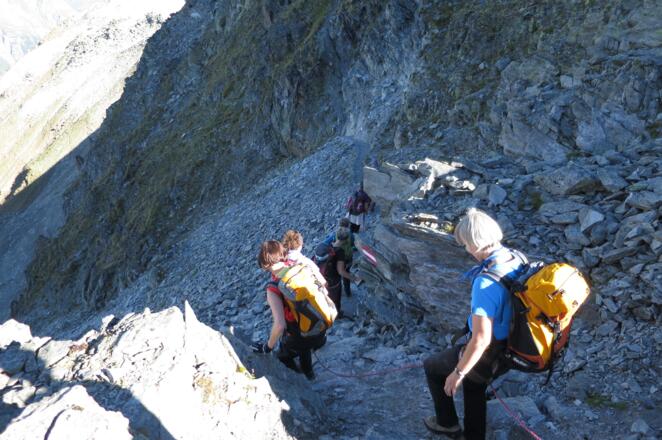 Am Joch zwischen südl.und nördl. Polles Kogel gehts nochmals steil hinunter und dann an der Westflanke wieder hinauf.