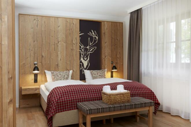 zimmer-superior-doppelzimmer-bett-02-hplus-hotel-g