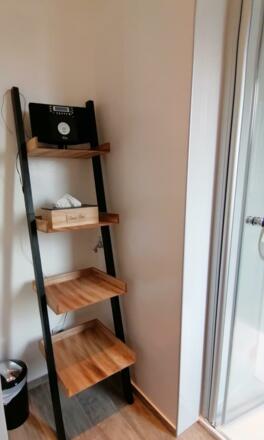 Badezimmer im Loftcharakter mit Ziegelwand