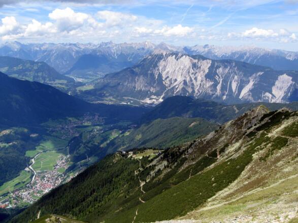 Die Aussicht vom Gipfel ist keinesfalls unscheinbar und reicht bis weit hinaus ins Inntal. In der Bildmitte das Tschirgantmassiv, unten im Tal liegt Oetz, unser Ausgangspunkt und auf der Geländekante befindet sich die Bergstation und die Neue Bielefe