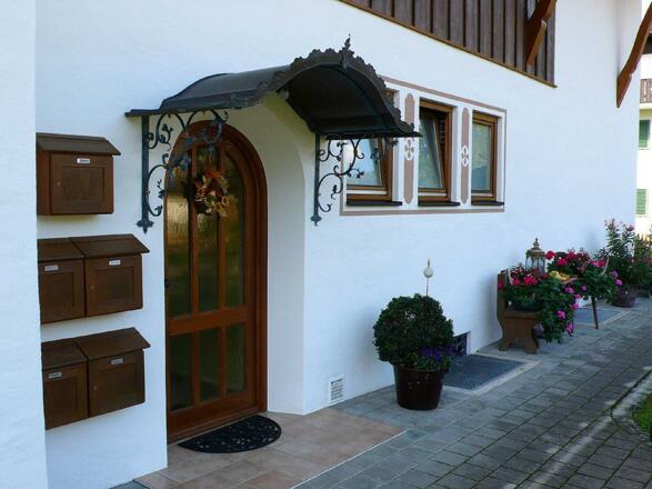 Hauseingang - Herzlich Willkommen!