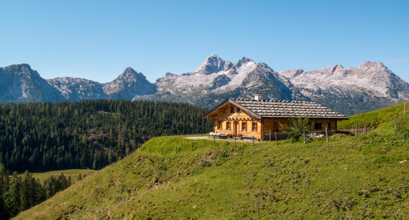 Almhütte in der Kallbrunnalm mit den Leoganger Steinbergen im Hintergrund