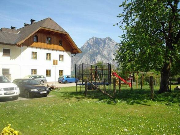 Garten mit Spielplatz