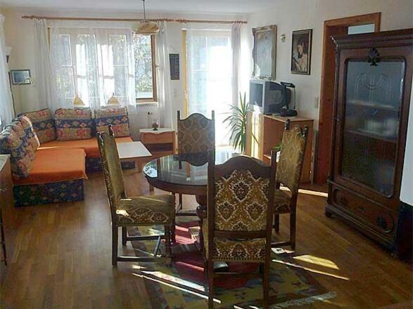 Sonnendurchflutetes Wohnzimmer mit barrierefreier