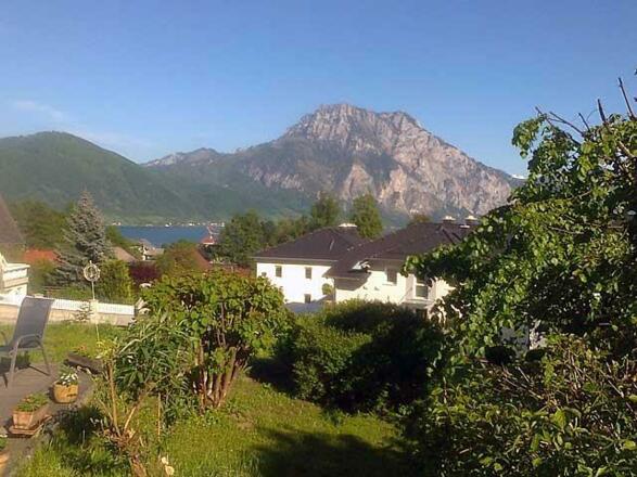 Panormablick zum See und Traunstein