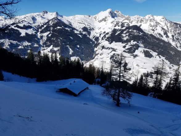 Bei dieser privaten Hütte zweigt der Anstieg ab. Am Horizont in der Bildmitte die Höllwand.