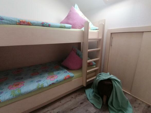 Kinderzimmer Mittagblick mit Rausfallschutz