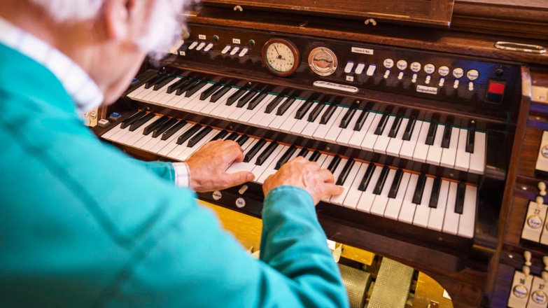 Dr. Sixtus Lampl an der Orgel