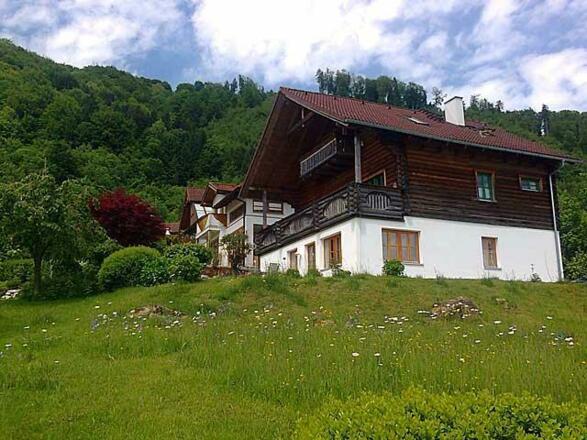 Haus mit Naturwiese
