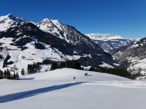 Mit Blick auf den Hochkönig (Bildmitte rechts) geht es schwungvoll in das Großarltal retour.